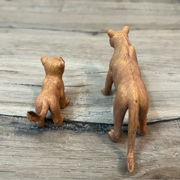 National Geographic Mountain Lion and Cubs Figurine - Picture 4 of 5